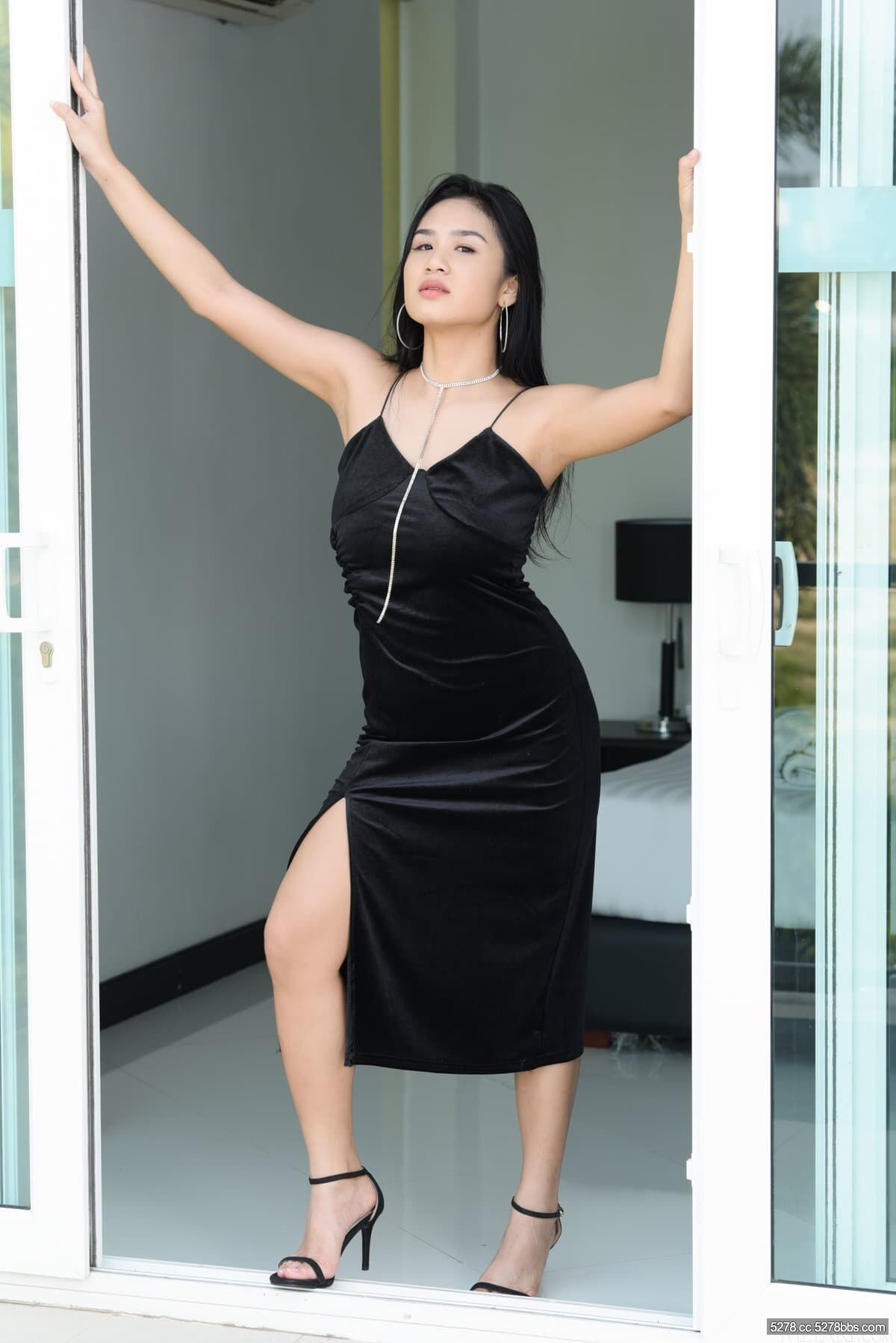 Asian-Babe-Wearing-Black-Dress-4.jpg
