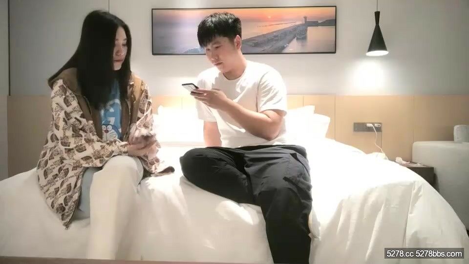 20210531_小宝寻花_文静妹子坐在身上揉捏奶子，舌吻跪着口交特写，骑乘抬腿侧入呻吟娇.jpg