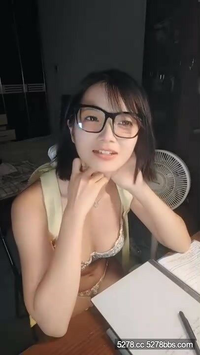 大学生租房备考 一边看书一边裸体赚钱，极品反差】【罗亦可】.mp4.0001.jpg.jpg