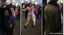 微信群瘋傳妹子發酒瘋，跑到馬路中央當著路人把奶子露出來揉吃瓜群眾.紛紛拿出手機拍照