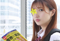 看似辣妹立志成為才女主動邀請最終中出