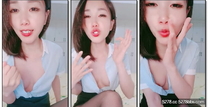 包臀裙甜美小騷貨，大戰頭套男，按著頭深喉插嘴，無毛粉穴騎乘打樁，持續輸出搞得太爽
