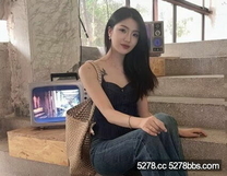 喜歡玩抖音的美少婦 穿上紫絲情趣裝 被金主狗鍊手銬齊上陣抽插調教