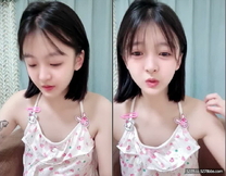 群P淫亂盛宴『小藝同學』勾人小妖精被擒住雙腿塞入肉棒 校花嫩妹愛愛時嬌羞小淫娃模樣