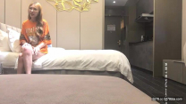 探花黃髮大奶少婦TP偷拍啪啪，穿上開襠黑絲跳舞誘惑69深喉口交，上位騎坐猛操搞完再做服務乳推