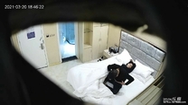 商務賓館針孔偷拍欣賞出軌男女約會偸情大屁股白嫩騷女很耐操最後好像肏出血