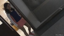 廁所偷拍外語學院藍白粉三色吊帶連衣短裙橘色皮鞋捲髮時髦學妹