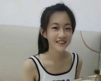 外甥女被小姨夫趁小姨不在家 連哄帶騙扒光，開苞天然白虎逼