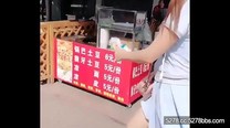 街頭被債主逮著沒有錢換睡一覺抵債