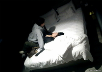 流出酒吧偷拍 白領風騷少婦和中年文質彬彬高端人士開鐘點房激情做愛三次吸蛋，毒龍，舔屁眼完整版