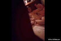 真實記錄極品女神級表姐房間看A片 受不了刺激全裸玩浪穴自慰