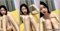 鄰家妹妹型乖巧美女，難得露逼誘惑，撩起裙子沒穿內褲，掰開粉嫩小穴，翹起美臀太誘人