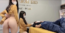 兩女一邊幫客人做臉 一邊偷偷自拍自慰