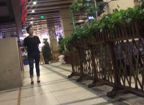 黑色高跟鞋緊身牛仔褲最佳美女搭配，在餐廳吃飯遇上此女去噓噓，跟上TP偷拍一波，下面也是肥厚 不干燥的陰穴