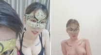 皮膚白皙身材苗條面具紋身妹子夫妻雙人秀 浴室濕身誘惑男的抱著自慰扣逼 很是誘惑喜歡不要錯過