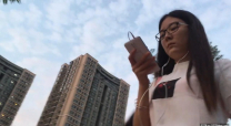 露臉抄底偷拍顏值超高的漂亮妹妹逛街