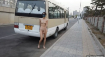 最近很火的北京天使DensTinon極限露出挑戰大白天街上全裸行走過天橋進入宜家貌似已被路人發現  原版