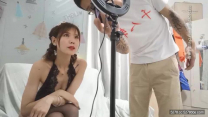 千人斬嫖老師帶新人妹子下海啪啪秀，情趣裝黑絲手指扣逼口交後入抽插猛操，呻吟嬌喘非常誘人