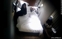 流出天眼酒店直播偷拍 三人開房玩手機小夥走後胖哥迫不及待的和美女做愛