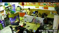 網絡攝像頭監控偷拍小吃店打佯後老闆和媳婦在店裡啪啪用力過猛把小床弄塌了