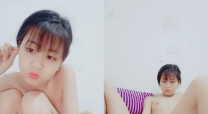 很是清純漂亮嫩妹美女主播 陰毛稀疏 自慰棒大力插穴自慰 十分誘人