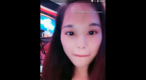 泡到了個顏值不錯賣衣服的妹紙去KTV唱完K回家啪啪