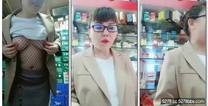 悶騷的超市老闆娘露臉看著店發騷，招呼走顧客就跟狼友互動，漏出騷奶子給狼友看，穿著情趣絲襪好誘惑真騷
