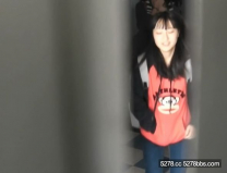 校園坑神潛入某大學女衛隱藏隔間連續偷拍美眉方便拍臉在拍下面妹子大姨媽期間分泌物扯了好長