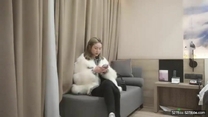 小胖哥約操嬌小時尚兼職外圍妹子 ，喜歡邊舌吻邊扣穴 ，騎在身上扭動細腰 ，兩個奶子大小剛好 ，扶著屁股後入撞擊