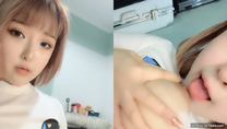 白皙大奶有露臉有點麼麼噠的妹子，巨乳奶子自己可以吃到，配上自己的蝴蝶逼粉嫩木耳著實不多見