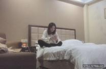 帥小伙約外圍，苗條美腿配上C罩杯粉嫩乳房，天生砲架子必須狠狠幹女神