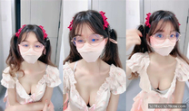 新人~超嫩蘿莉學妹《絲奶貓貓》那麼瘦竟然那麼大頂級酥胸