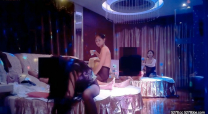 有錢任性揮霍玩女人奢華會所召了3個年輕漂亮女公關換上情趣裝帝王般享受  國語對白