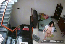 家庭攝像頭破解真實偷拍，有錢禿驢打地舖連續玩肏白膚小媳婦，躺著幹站著幹，聽話耐操