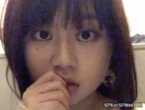 齊瀏海巨乳大一新生_被金主包養玩4P_賣力服侍多人_口交騎乘輪番上陣_嫩穴紅腫翻開淫水狂噴！