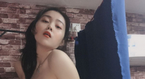 最新大二學妹定制福利三點，超萌顏值超高各種騷姿勢，震動棒插入，絲襪自慰舔腳舔手，宿舍衛生間發騷