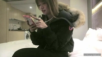 高價約大圈外圍美女，20歲身材滿分腰細胸大，埋頭深喉插嘴，拉著雙手後入猛頂 ，操的水聲嘩嘩嗯嗯叫，搞得妹子癱軟了