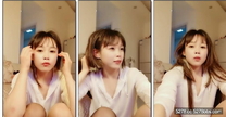 清純美少女KIKI，馬甲線活力十足，單腿絲襪假屌爆操噴水，掰開粉穴揉搓陰蒂，雙洞齊扣噴了一地