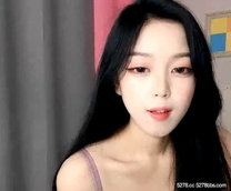 長驅直入-紫霞仙女 ，來大姨媽也要直播，穿著紫色情趣內衣，脫掉內褲給看屄屄特寫，揉波波誘惑得狼友蠢蠢欲動