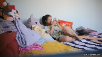女友閨蜜套房偷情騷女邊吃屌邊玩手機