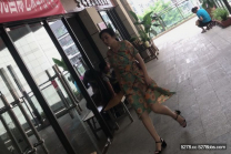 逛街路遇 印花裙子風韻尤物阿姨，那張臉太喜歡了，眼看她去上廁所，悄悄跟上偷拍下她陰穴尿尿 這清澈的陰道尿液太喜歡辣