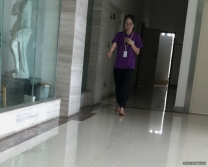 廁所偷拍花容皎月的清純小姐姐，穿著OL工作服佩戴眼鏡，這種妹子經得起百看不膩，偷拍跟隨廁所噓噓，姨媽還在滴血