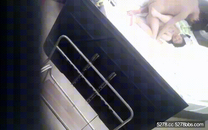 天眼1號房 這個視頻偷感十足 女生其實很漂亮 身材豐滿皮膚白皙 就是偷拍的角度差點 值得一看