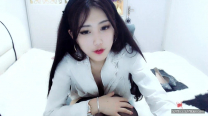 高顏值性感大耳環苗條妹子黑絲皮內褲自慰誘惑，跳蛋塞逼揉搓無毛一直呻吟嬌喘非常誘人