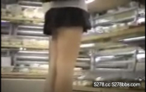 偷拍學生妹蹲下露出陰唇