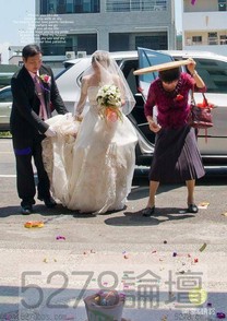 媒人婆阿~是要遮新娘啦！~不是給你遮太陽!!