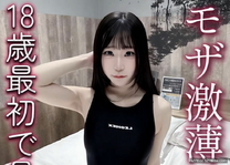 18歲黑髮白皙偶像級美貌前游泳社成員身穿競技泳裝。