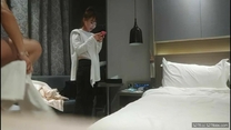 《用利抽插》高品質探花，白衣兼職小妹操哭，持續輸出爆插，操的妹子受不了要退單，給口一下再幹5分鍾