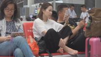 偷拍候車大廳漂亮的少婦因為摳腳壞了氣氛