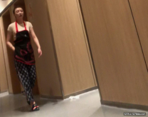 熟女韻味餐廳老闆娘女廁所欣賞偷拍下面是這麼過癮的風景線